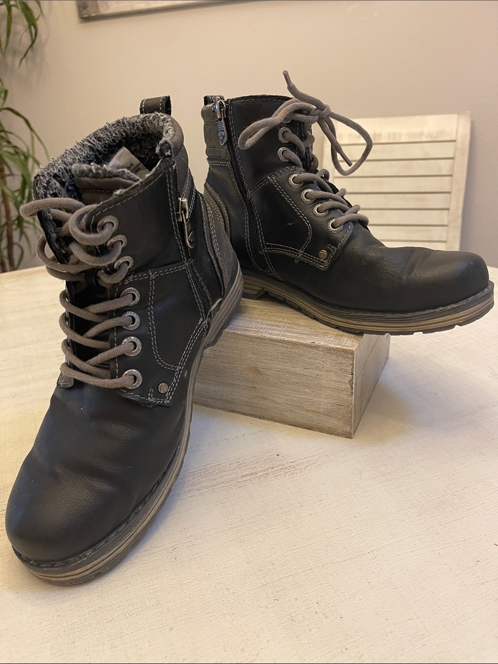 Men's Black Lace-Up Ankle Boots with Side Zipper and Gray Laces
